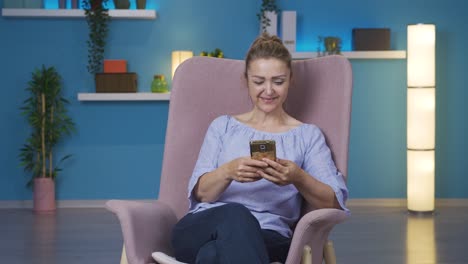 Woman-laughing-at-phone-message.